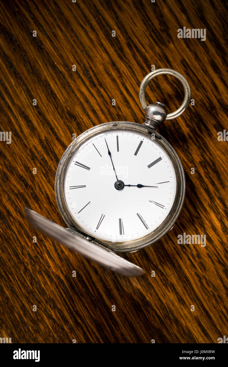 Antique Ami Sandoz & Fils Swiss intagliato a mano scappamento Duplex argento stile pocket watch c 1860 Foto Stock