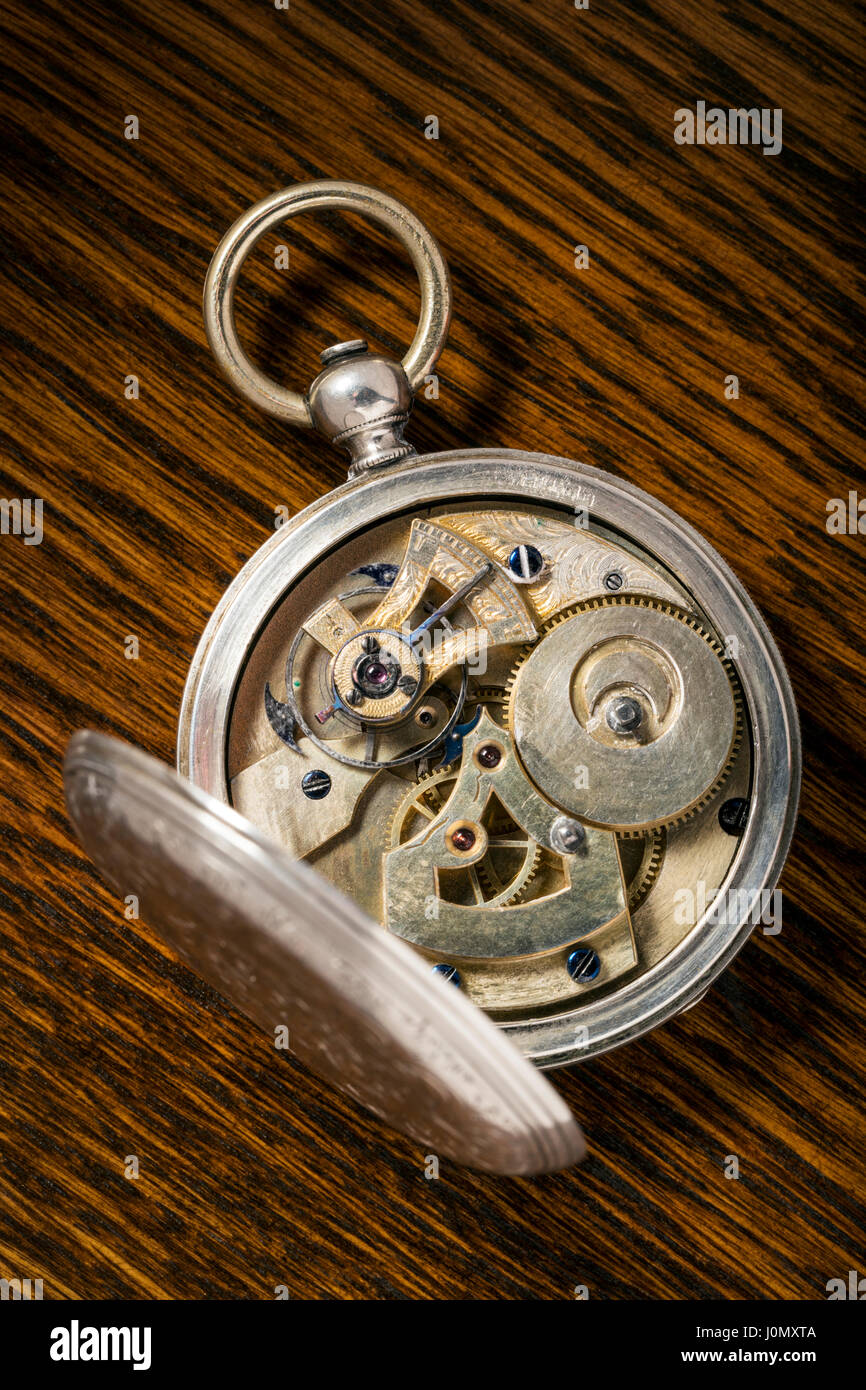 Dettaglio del meccanismo preciso nell'antiquariato Ami Sandoz & Fils Swiss intagliato a mano scappamento Duplex argento stile pocket watch c 1860 Foto Stock