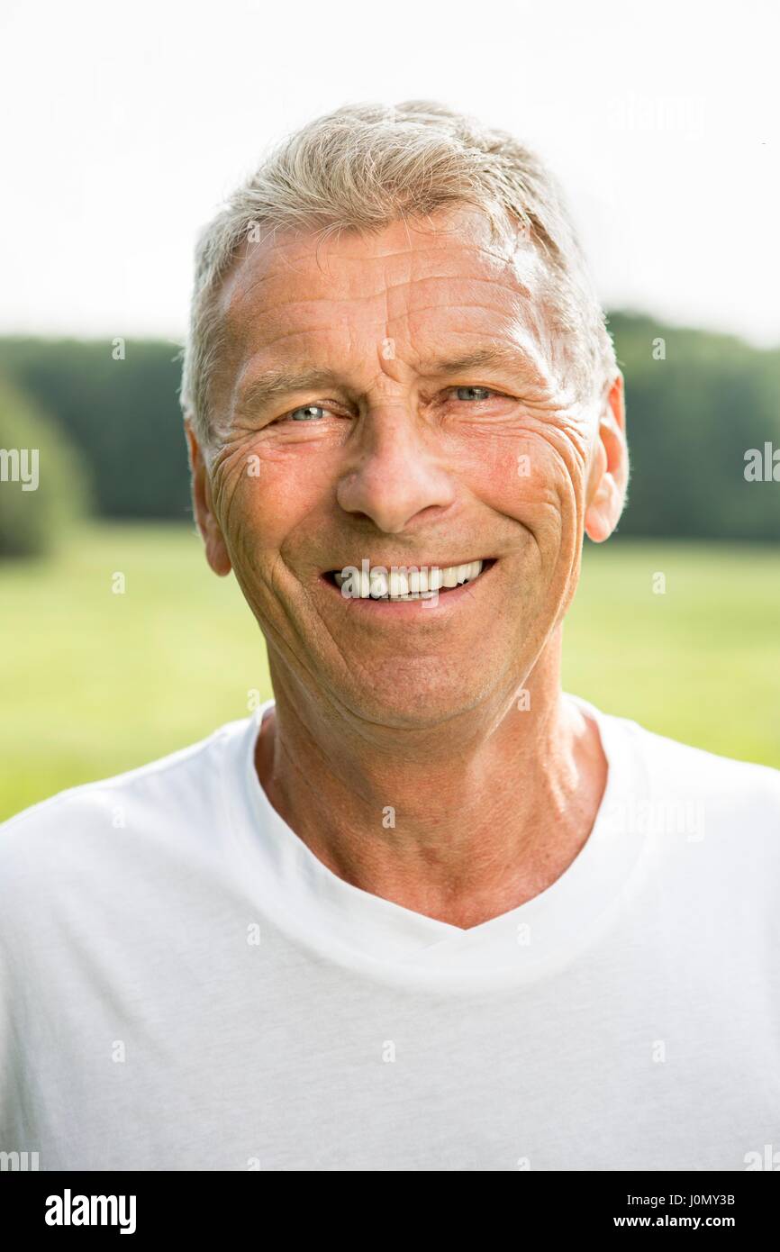 Senior uomo sorridente verso la telecamera, ritratto. Foto Stock