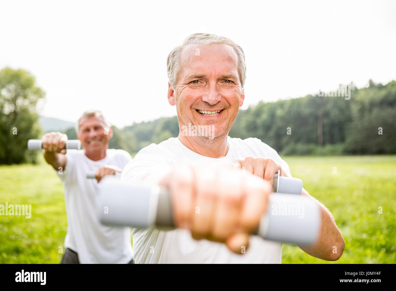 Due uomini allenamento con i pesi a mano. Foto Stock