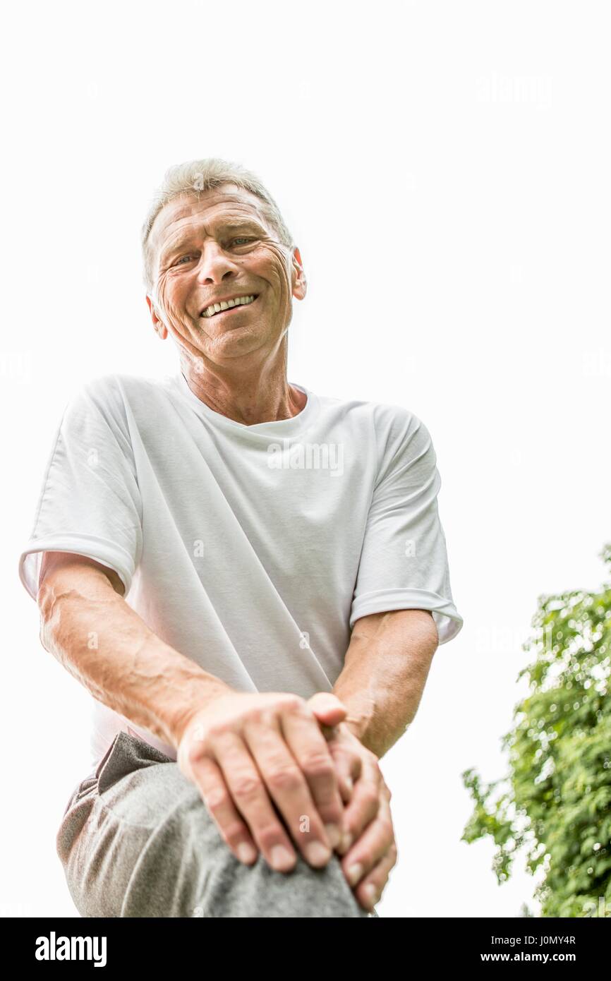 Senior uomo sorridente verso la telecamera, ritratto. Foto Stock