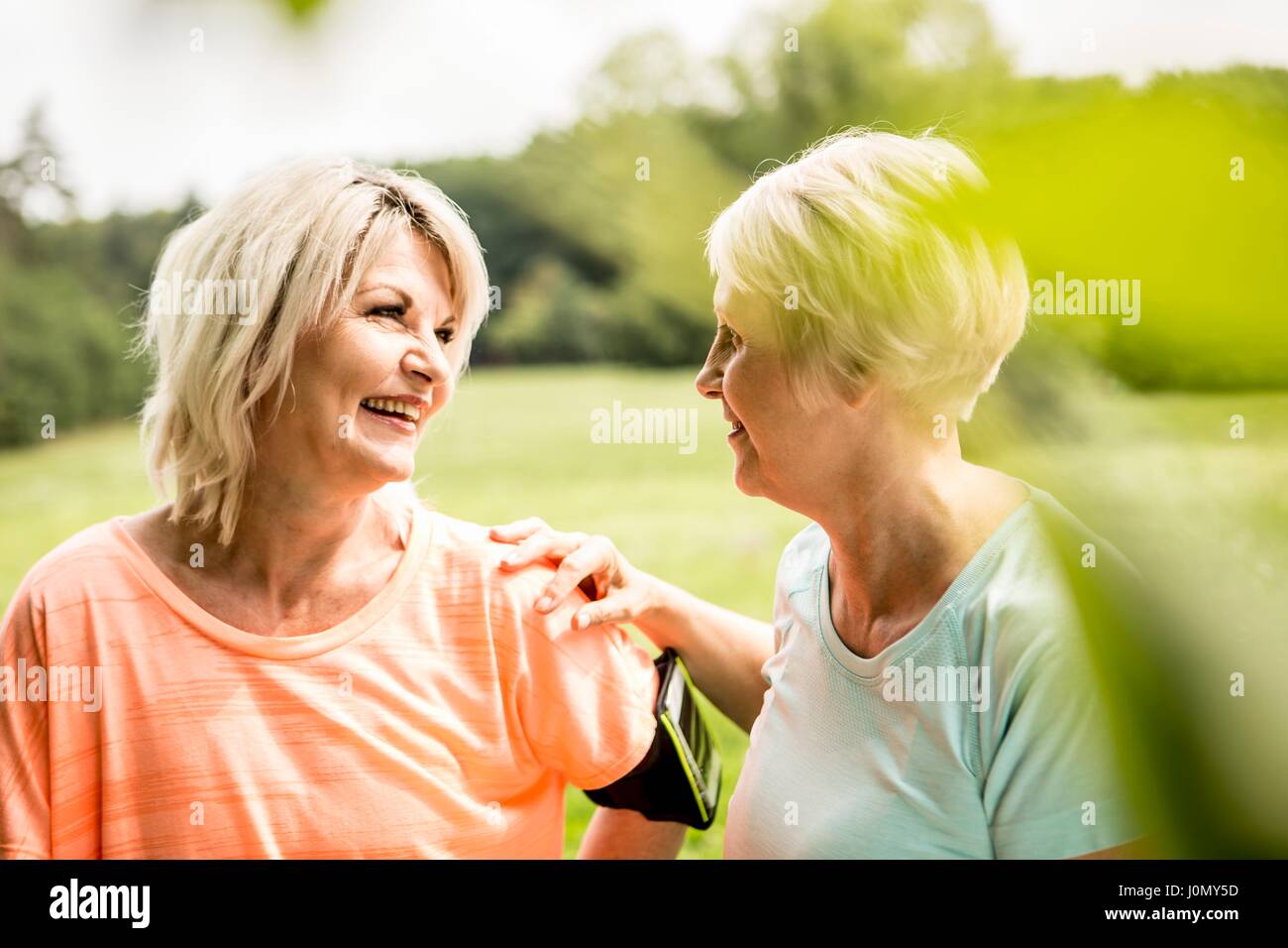 Due donne a riposo dopo esercizio. Foto Stock