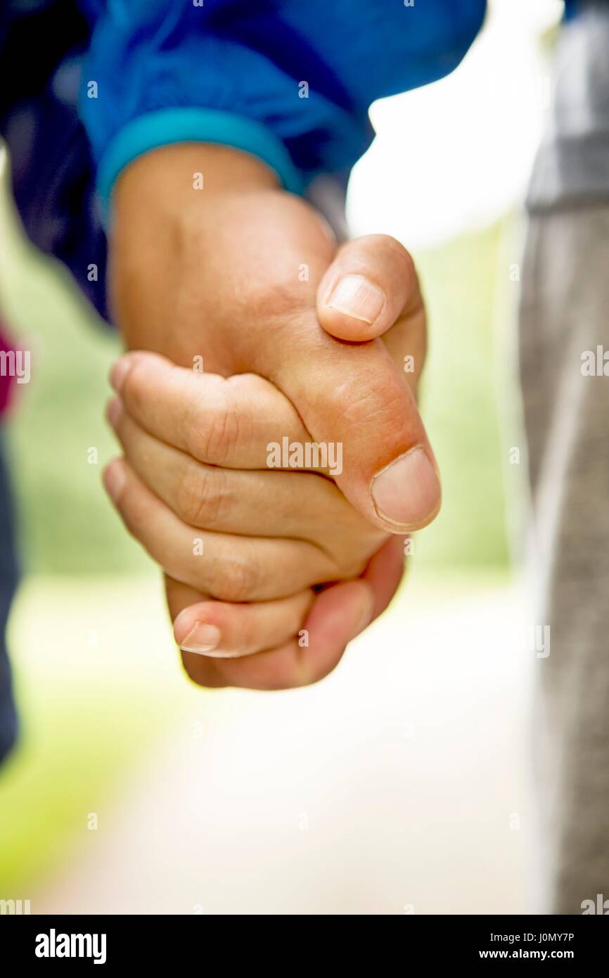 Giovane Holding Hands, vicino. Foto Stock