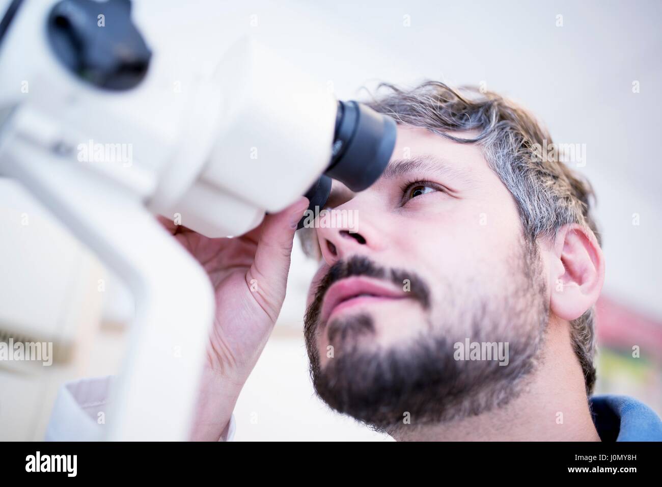 All'ottico optometrista eseguendo la prova dell'occhio in all'ottico optometrista del negozio, close-up. Foto Stock