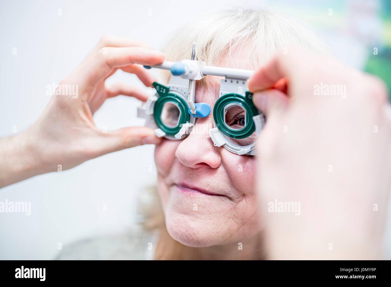 Senior donna con esame visivo da all'ottico optometrista. Foto Stock
