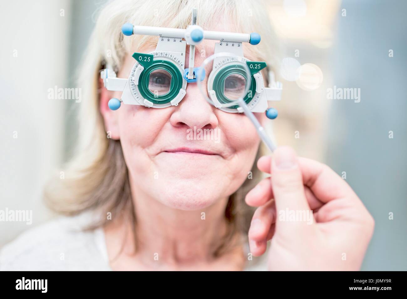 Senior donna con esame visivo da all'ottico optometrista. Foto Stock