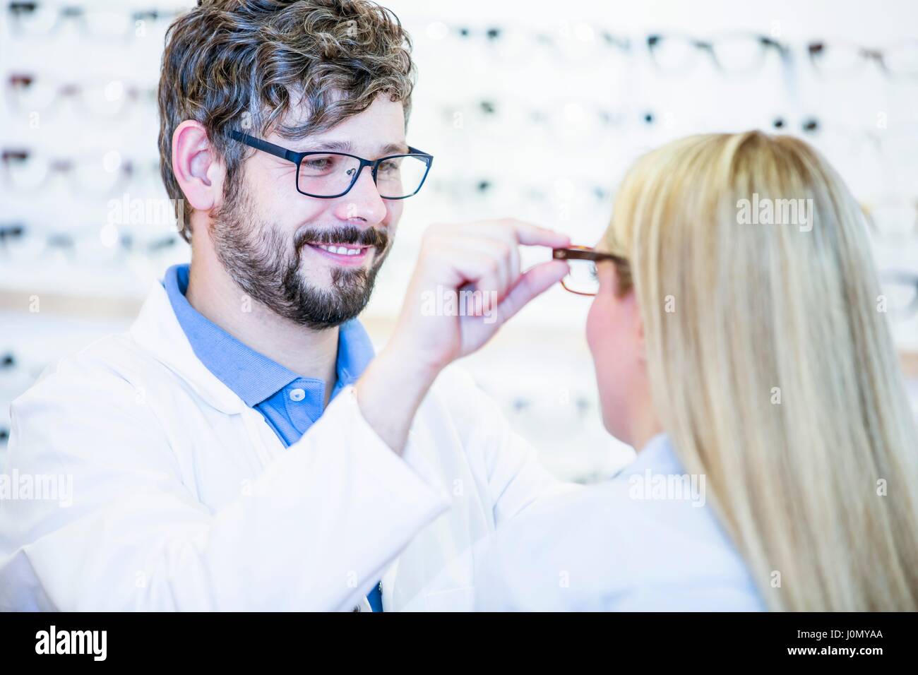 All'ottico optometrista cercando gli occhiali sulla donna in all'ottico optometrista del negozio. Foto Stock
