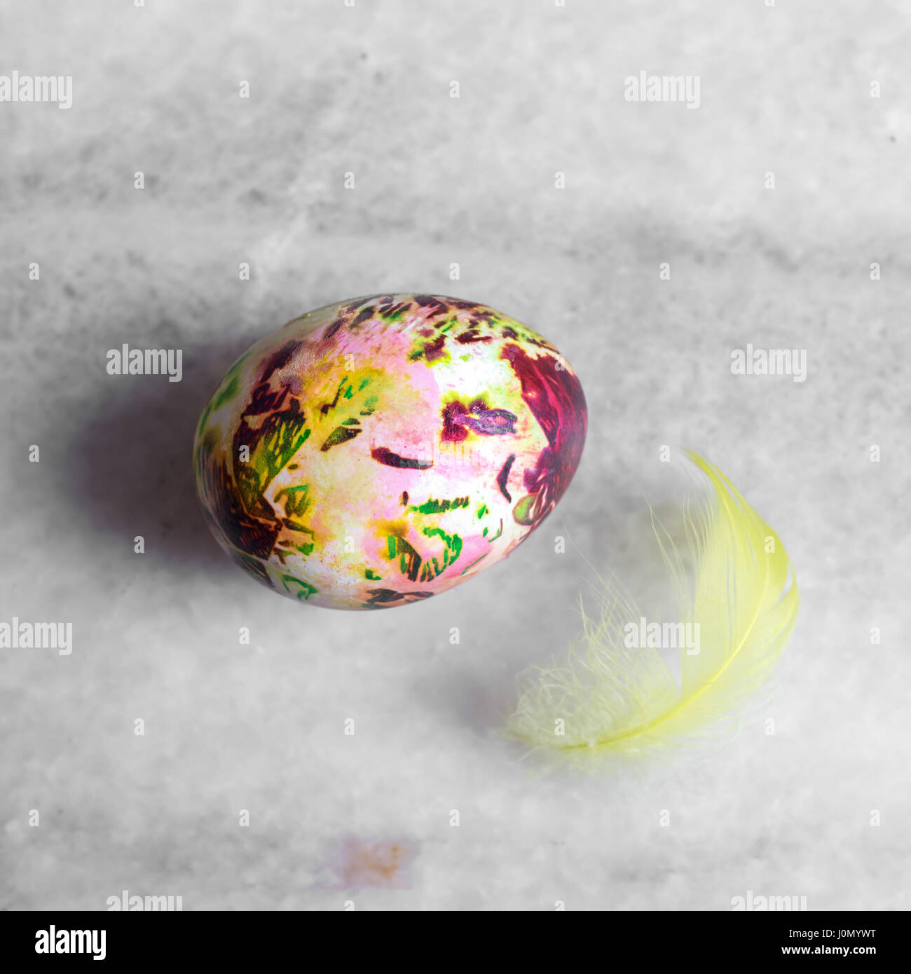 Coloratissimo uovo di pasqua, dal di sopra Foto Stock