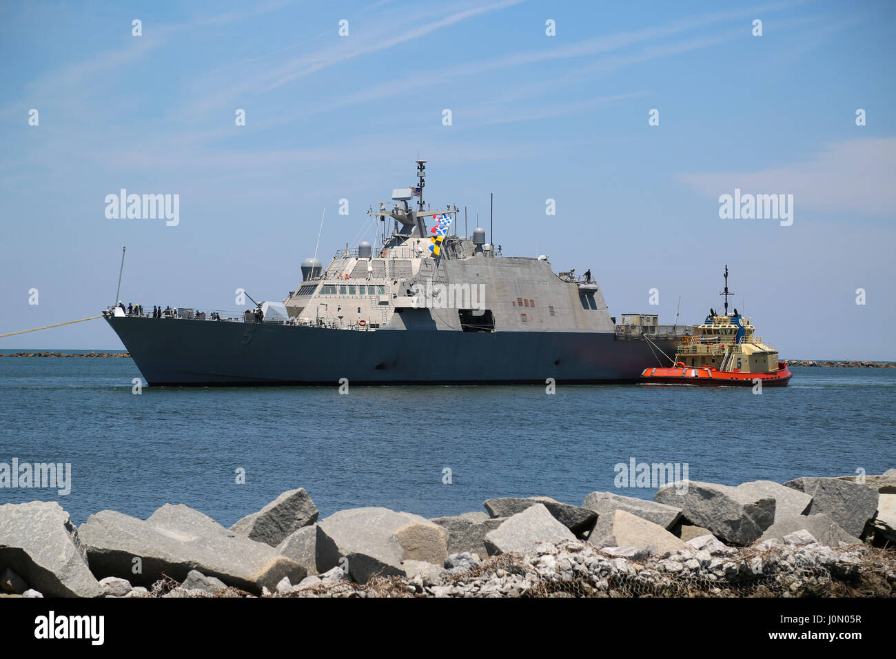 USS Milwaukee (LCS-5) trainato nel bacino portuale PRESSO NS Mayport, FL Foto Stock