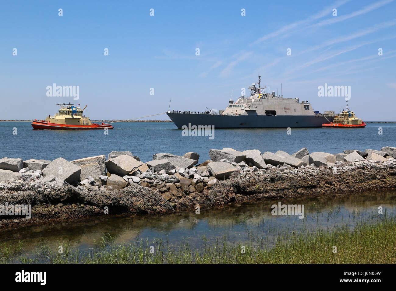USS Milwaukee (LCS-5) trainato nel bacino portuale PRESSO NS Mayport, FL Foto Stock