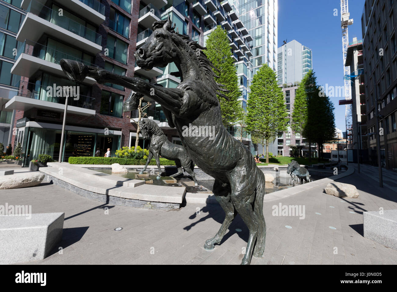 Sculture di cavalli di Hamish Mackie, commissionato da Berkeley case, per la piazza principale a Goodman i campi, Londra, Regno Unito. Foto Stock