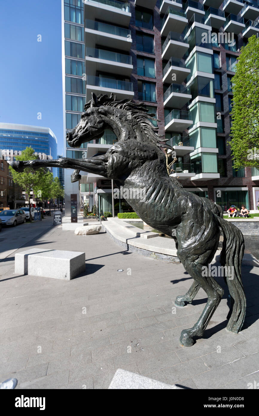 Sculture di cavalli di Hamish Mackie, commissionato da Berkeley case, per la piazza principale a Goodman i campi, Londra, Regno Unito. Foto Stock