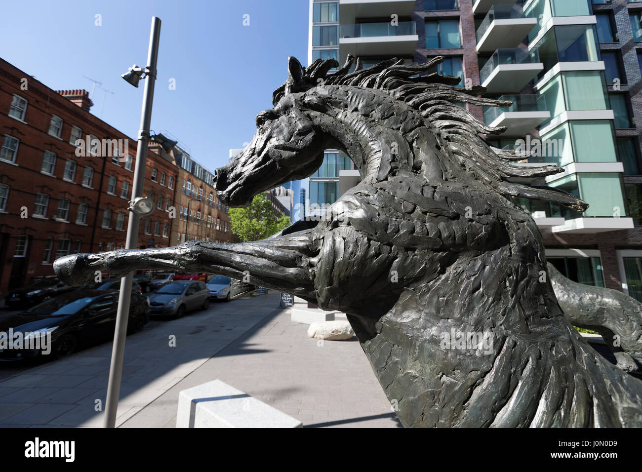 Sculture di cavalli di Hamish Mackie, commissionato da Berkeley case, per la piazza principale a Goodman i campi, Londra, Regno Unito. Foto Stock