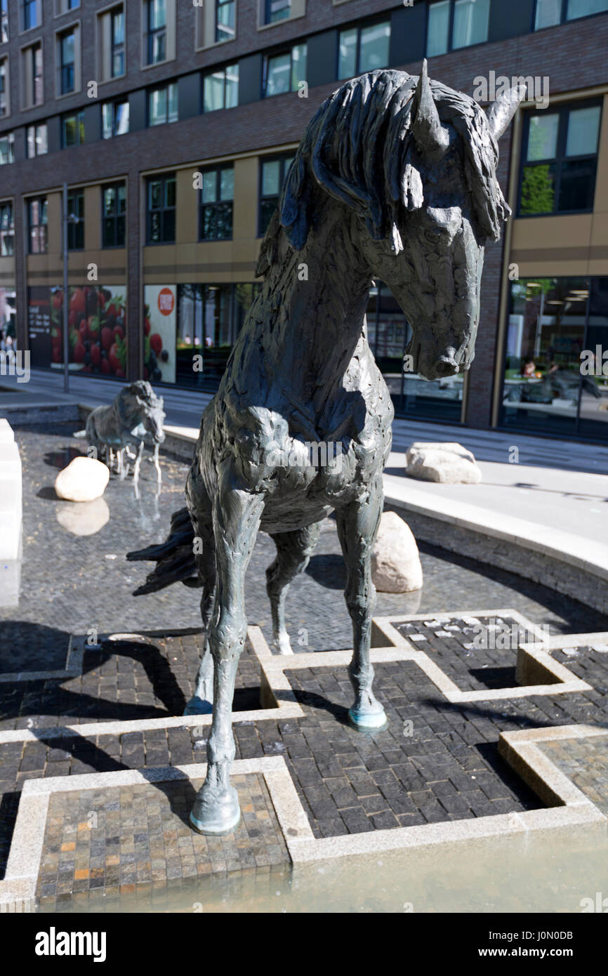 Sculture di cavalli di Hamish Mackie, commissionato da Berkeley case, per la piazza principale a Goodman i campi, Londra, Regno Unito. Foto Stock