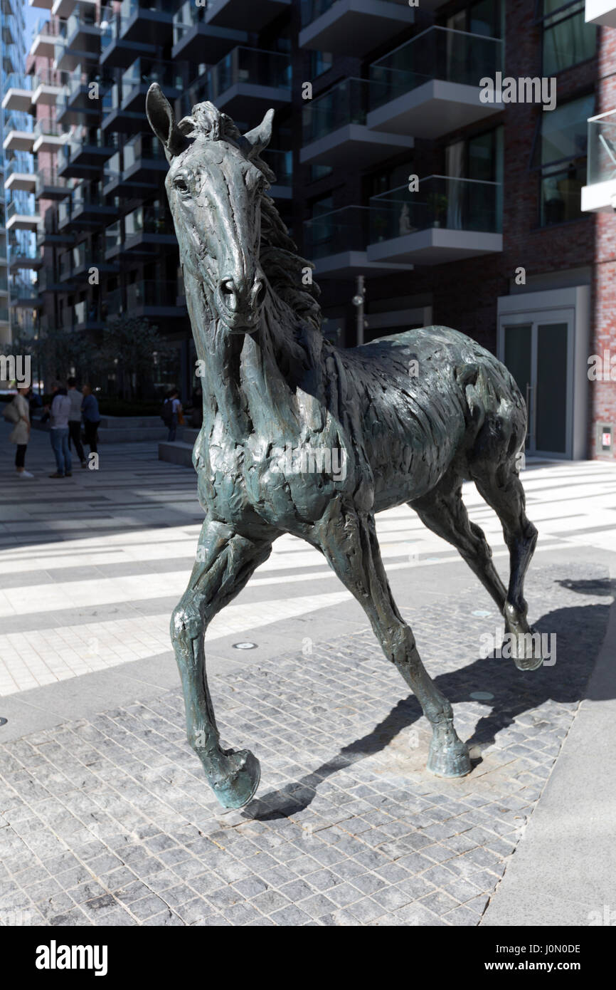 Sculture di cavalli di Hamish Mackie, commissionato da Berkeley case, per la piazza principale a Goodman i campi, Londra, Regno Unito. Foto Stock