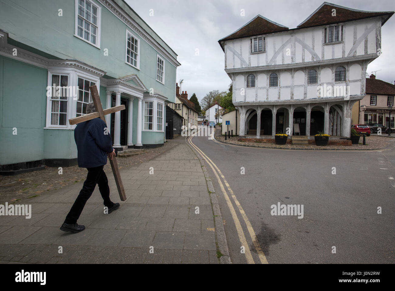 Thaxted, Essex, Regno Unito. Xiv Apr, 2017. Buona Pasqua Venerdì Thaxted Essex REGNO UNITO.14 aprile 2017 Daniel Fox porta la croce cristiana del sacrificio durante una processione attraverso la bellissima regione del nord-ovest dell' Essex città di Thaxted sulla Pasqua Buon Venerdì mattina. Credito: BRIAN HARRIS/Alamy Live News Foto Stock