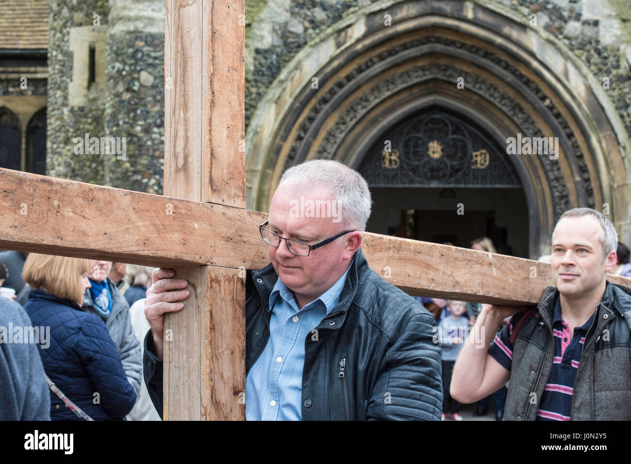 Brentwood, Essex, 14 aprile 2017; buona Fiday cammino di testimonianza, St Thomases' Chiesa Brentwood Credito: Ian Davidson/Alamy Live News Foto Stock