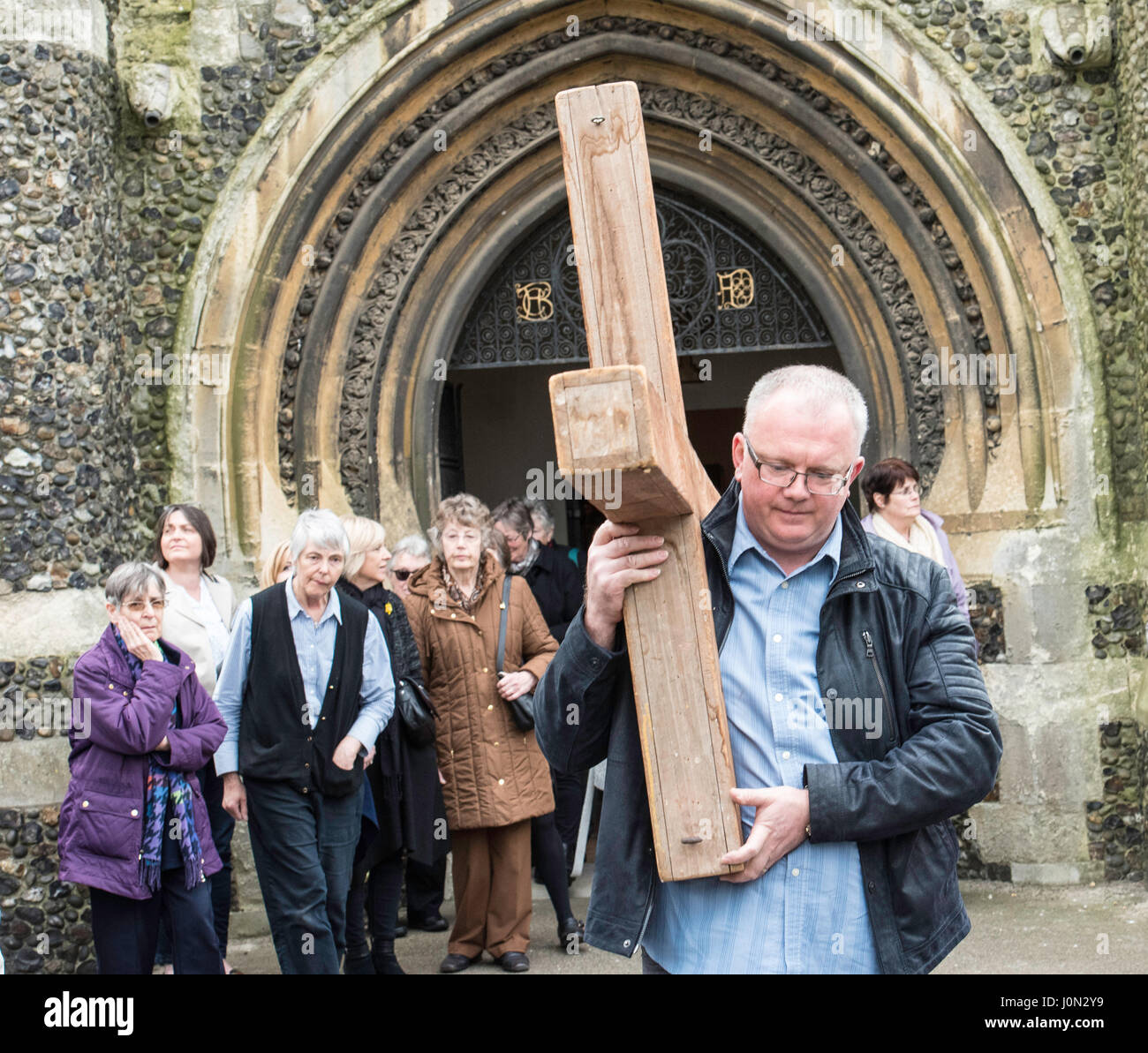 Brentwood, Essex, 14 aprile 2017; Venerdì Santo a Piedi della testimonianza, St Thoas' Chiesa Brentwood Credito: Ian Davidson/Alamy Live News Foto Stock