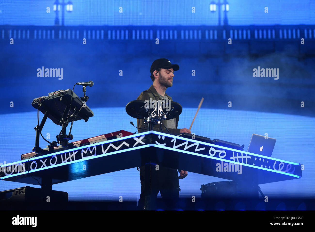 Miami, Florida, Stati Uniti d'America. Xiii Apr, 2017. Il Chainsmokers eseguire presso l'American Airlines Arena il 13 aprile 2017 a Miami in Florida. Credito: Mpi04/media/punzone Alamy Live News Foto Stock