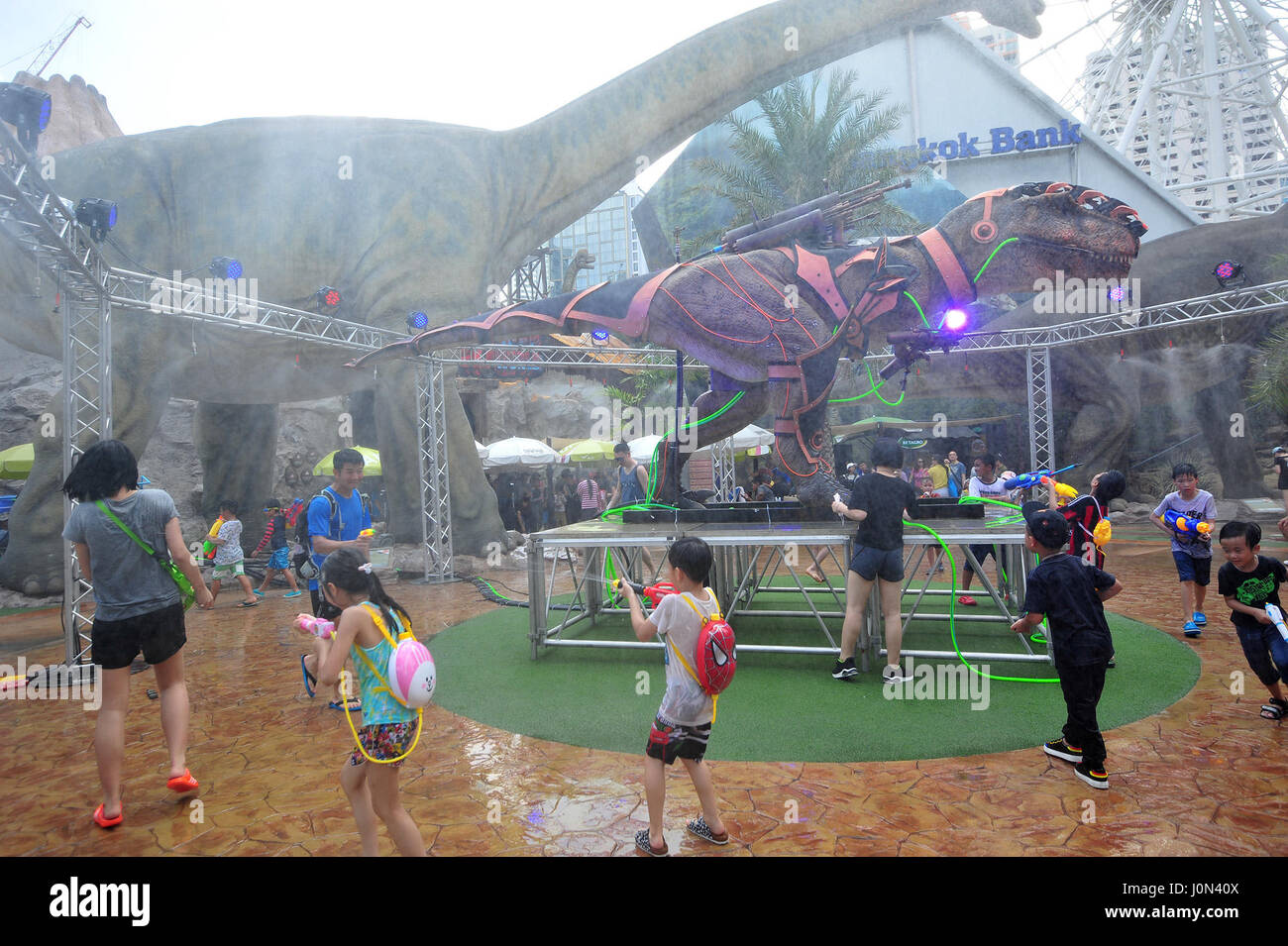 Bangkok, Tailandia. Xiv Apr, 2017. Il turista a godere di un Songkran Festival lotta acqua tenutosi presso il Dinosaur Planet theme park a Bangkok, Thailandia, 14 aprile 2017. Songkran Festival, noto anche come il festival dell'acqua, è celebrata in Thailandia come il tradizionale il giorno di Capodanno, che normalmente dura da aprile 13 al 15. Credito: Rachen Sageamsak/Xinhua/Alamy Live News Foto Stock