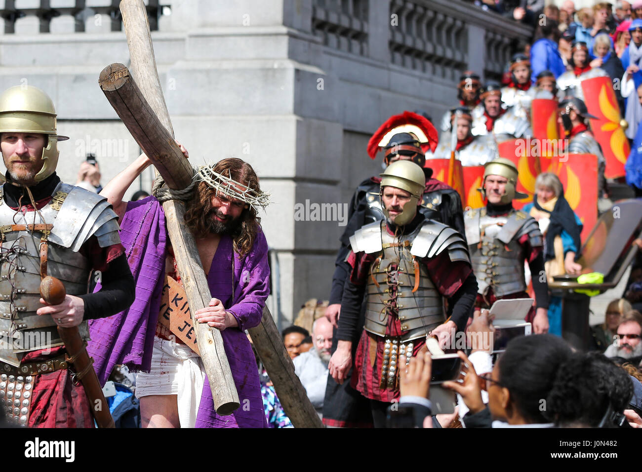 Londra, Regno Unito. Xiv Apr, 2017. La Station Wagon Watershall giocatori eseguire la passione di Gesù. Il ruolo di Gesù è giocato da James Burke-Dunsmore. La buona performance di venerdì mostra le ultime ore della vita di Gesù di Nazaret. La collina del Calvario è eretta sotto Nelson la colonna. Il gioco viene eseguito da un cast di attori 100 e animali. Credito: Dinendra Haria/Alamy Live News Foto Stock