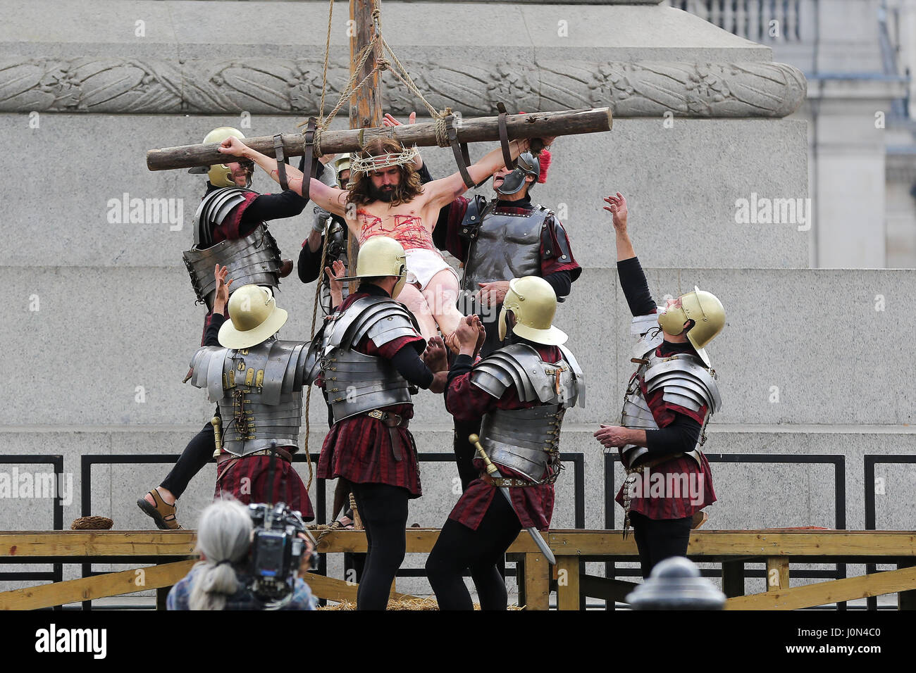 Londra, Regno Unito. Xiv Apr, 2017. La Station Wagon Watershall giocatori eseguire la passione di Gesù. Il ruolo di Gesù è giocato da James Burke-Dunsmore. La buona performance di venerdì mostra le ultime ore della vita di Gesù di Nazaret. La collina del Calvario è eretta sotto Nelson la colonna. Il gioco viene eseguito da un cast di attori 100 e animali. Credito: Dinendra Haria/Alamy Live News Foto Stock