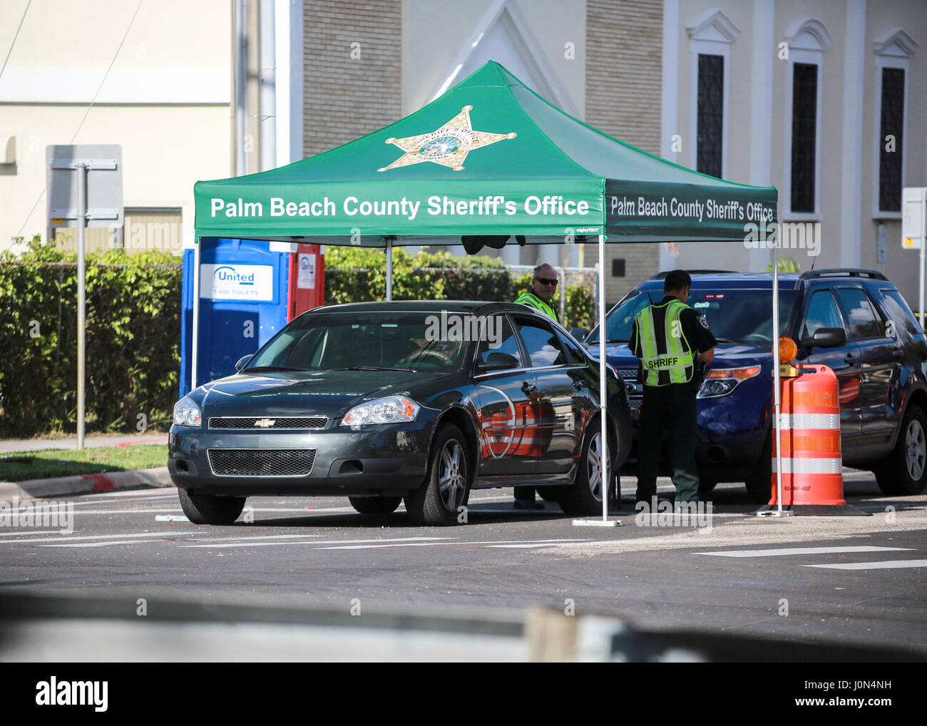 Florida, Stati Uniti d'America. Xiv Apr, 2017. PBSO monitorare il traffico su viale meridionale in corrispondenza della sua intersezione con Flagler rigido durante il presidente Donald Trump's visita Venerdì 14 Aprile, 2017. Credito: Bruce R. Bennett/Palm Beach post/ZUMA filo/Alamy Live News Foto Stock