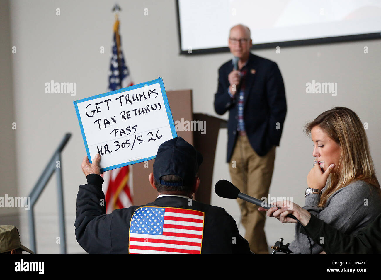 Un veterano militare degli Stati Uniti domande Sost. Greg Walden (R-O) durante un costituente municipio riunione del 12 aprile 2017. Il Dalles, Oregon, Stati Uniti. Foto Stock