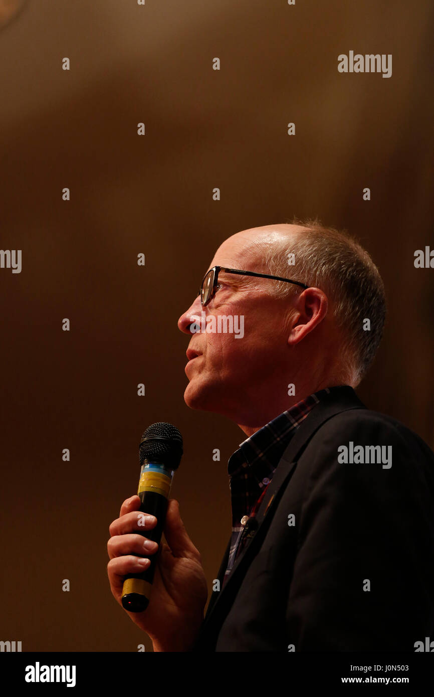 Stati Uniti Sost. Greg Walden (R-O) parla di un costituente municipio riunione del 12 aprile 2017. Hood River, Oregon, Stati Uniti. Foto Stock