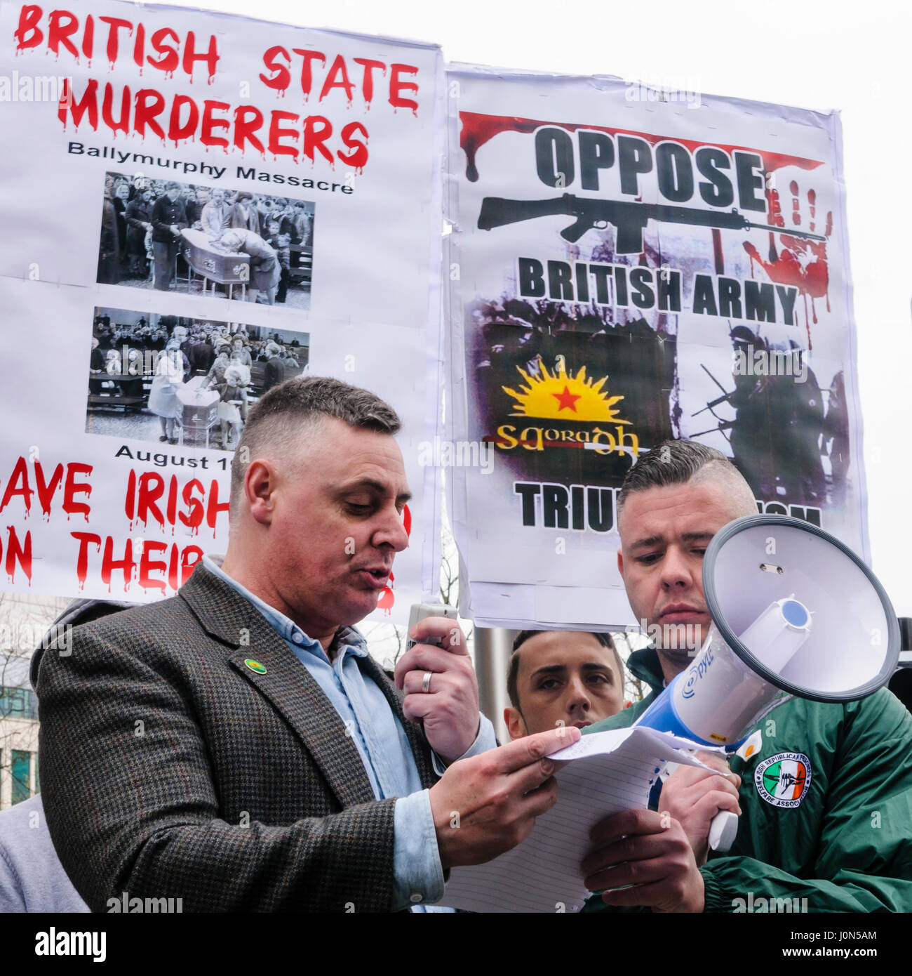 Belfast, Irlanda del Nord. 14 apr 2017 - repubblicano irlandese Saoradh gruppo protestare contro l esercito britannico veterani a Belfast City Hall. Foto Stock