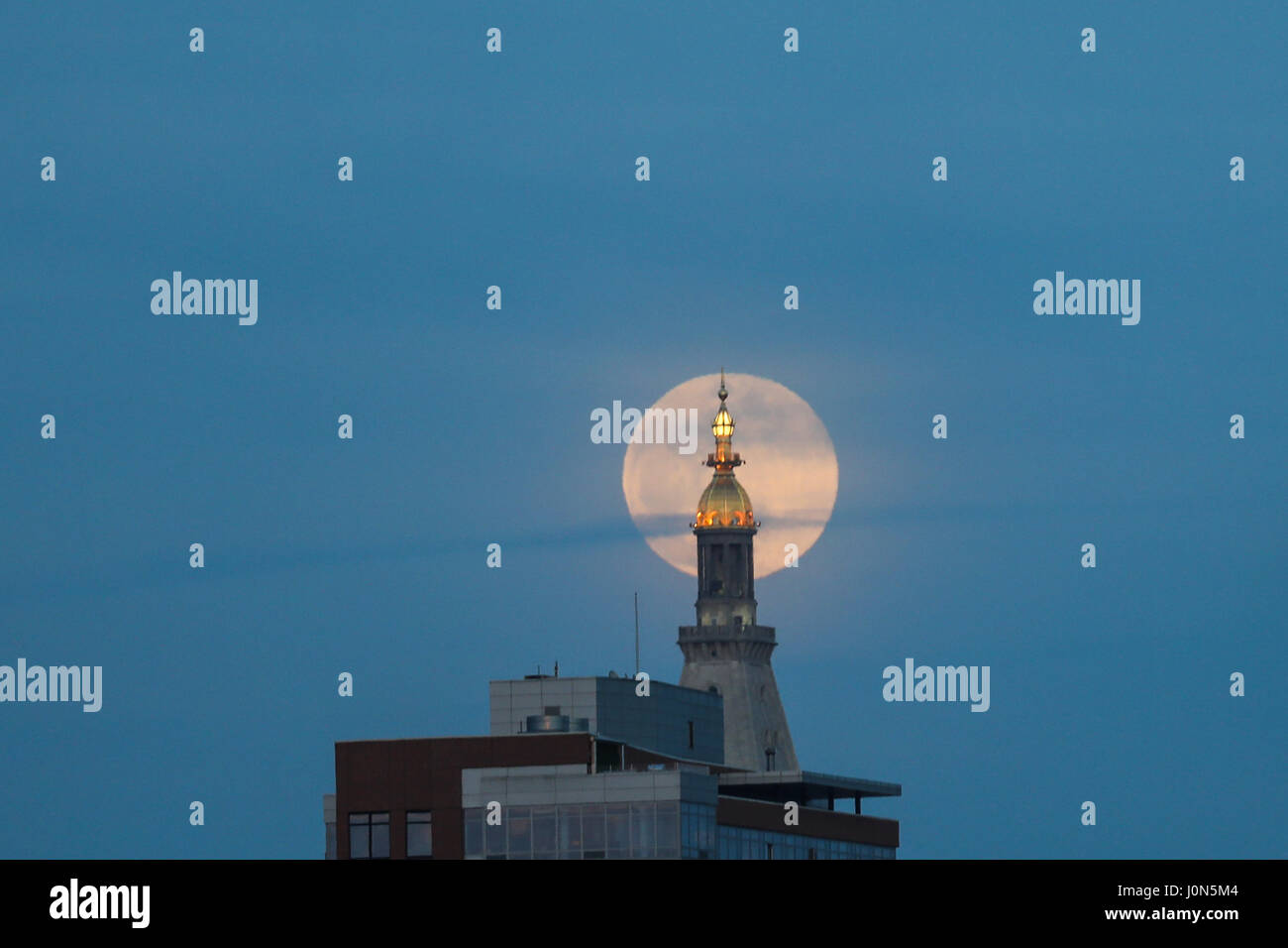 La luna piena è visto sull'isola di Manhattan a New York City il lunedì sera, 10. (Foto: WILLIAM VOLCOV/Brasile PHOTO PRESS) Foto Stock