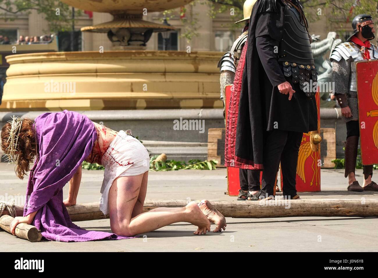 Londra, Regno Unito. Xiv apr, 2017. La passione di Gesù giocare da wintershall giocatori a Londra in Trafalgar square il venerdì santo. credito:claire doherty/alamy live news credito: claire doherty/alamy live news Foto Stock