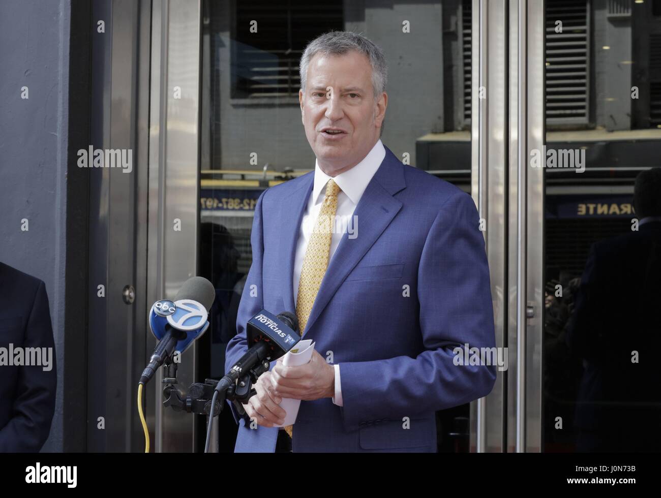 Il Greenwich Village di New York, Stati Uniti d'America, 13 Aprile 2017 - Sindaco di Bill de Blasio e MOME Commissario Julie Menin frequentare un nastro-cerimonia del taglio per il rilancio del Cinema Quad nel Greenwich Village. Theatre proprietario Charles S. Cohen e la famiglia ha accettato una proclamazione della città dal sindaco durante la manifestazione di oggi a New York Photo: Luiz Rampelotto/EuropaNewswire | Utilizzo di credito in tutto il mondo: dpa picture alliance/Alamy Live News Foto Stock