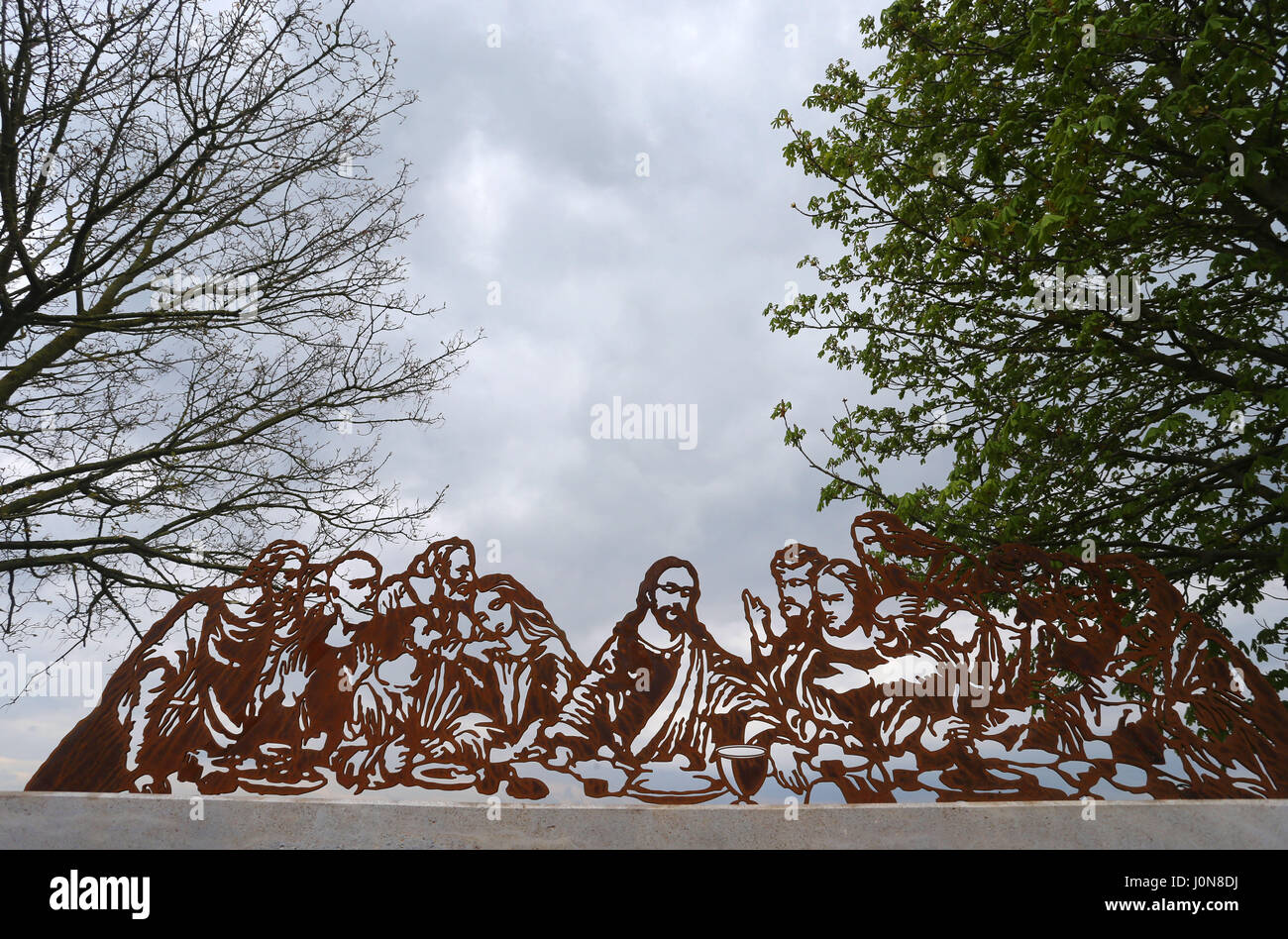 Frickenhausen, Germania. Xiii Apr, 2017. Leonardo da Vinci il lavoro 'L'Ultima Cena' in una silhouette di acciaio nei vigneti di Frickenhausen, Germania, 13 aprile 2017. La scultura di un artista della Franconia è parte del progetto del turismo "Terroir F' che mostra particolarmente bellissimi punti panoramici del vino della Franconia paese. Foto: Karl-Josef Hildenbrand/dpa/Alamy Live News Foto Stock