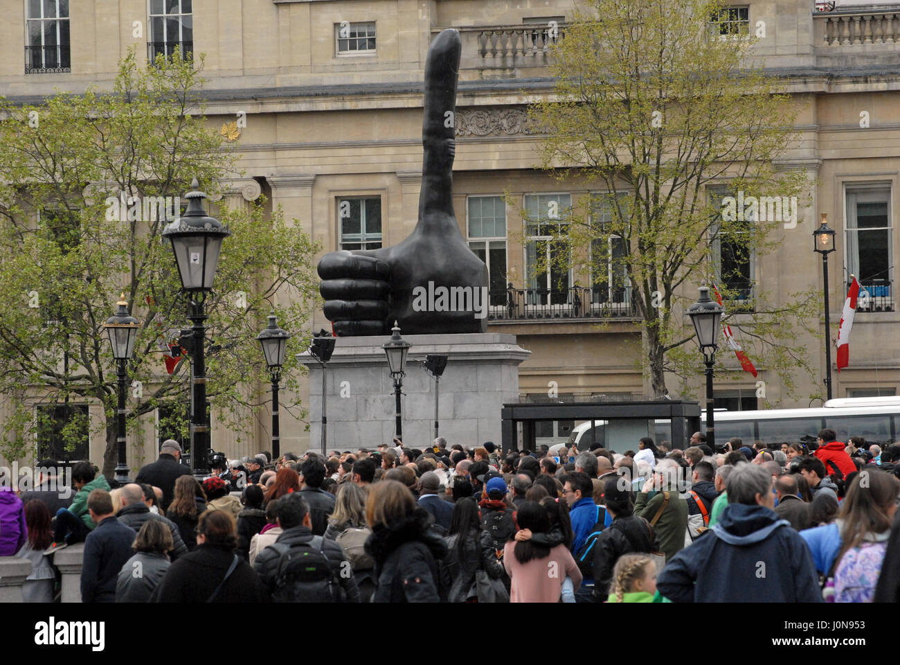 Londra, UK, 14 aprile 2017. Una grande folla guarda 'La Passione di Gesù' in Trafalgar Square e il Venerdì Santo. Credito: JOHNNY ARMSTEAD/Alamy Live News Foto Stock
