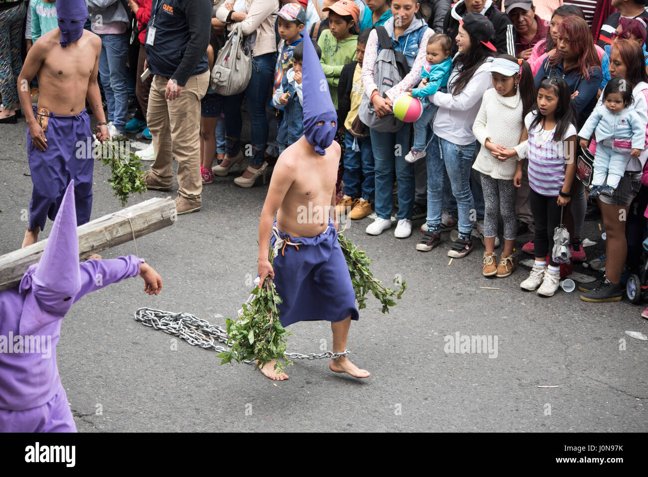 Quito, Ecuador. Xiv Apr, 2017. Cucuruchos condurre la processione di Gesù del Gran Poder nel centro storico di Quito, Ecuador; Venerdì Santo, 14 aprile 2017. Credito: Angela Drake/Alamy Live News Foto Stock