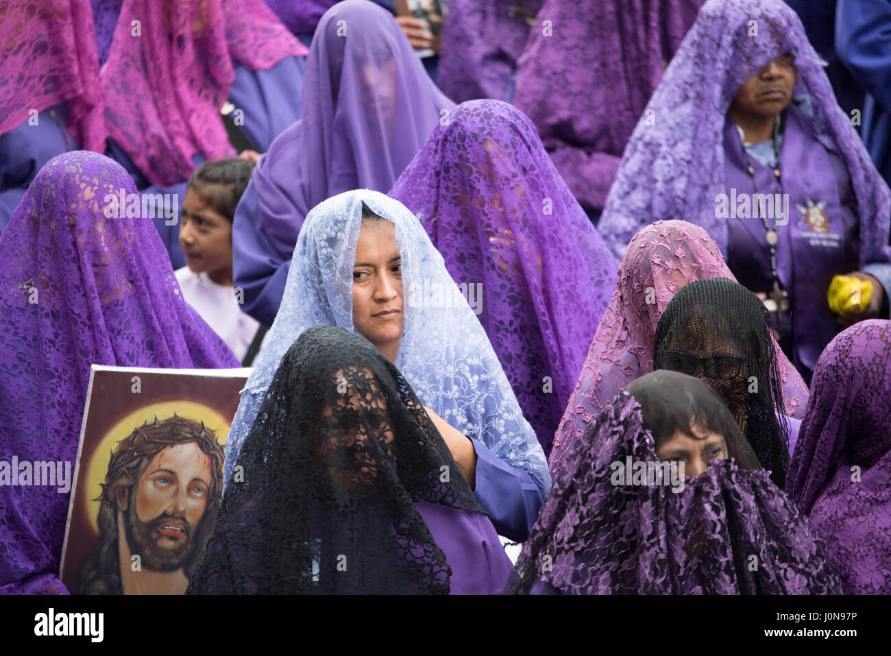 Quito, Ecuador. Xiv Apr, 2017. Veronicas coprire le loro teste e facce in veli, Processione del Venerdì Santo, Storico Quito, Ecuador; la Settimana Santa, 14 aprile 2017. Credito: Angela Drake/Alamy Live News Foto Stock