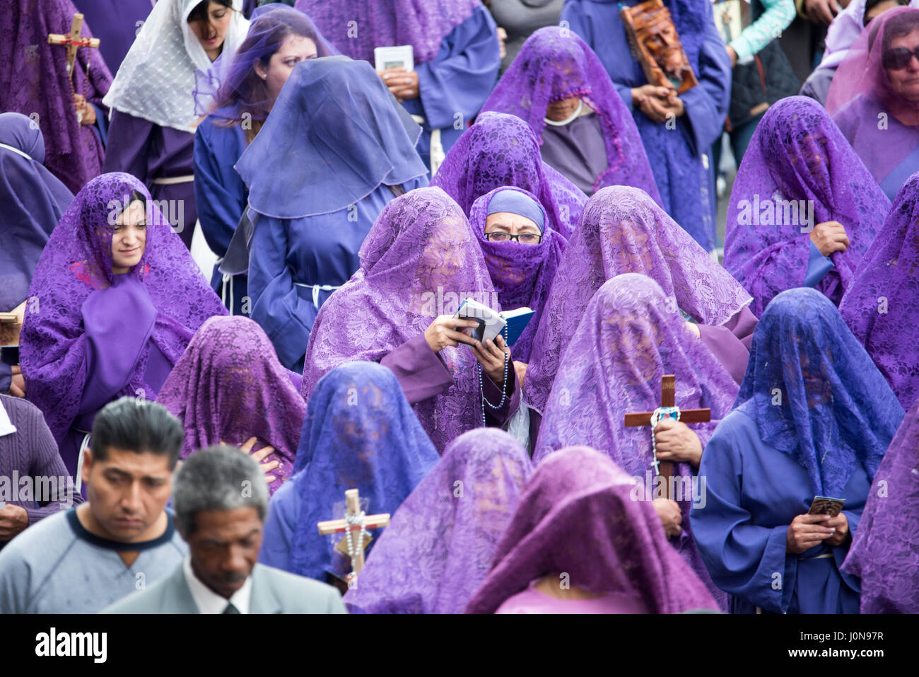 Quito, Ecuador. Xiv Apr, 2017. Veronicas lettura da un libro di preghiera durante la processione del Venerdì Santo, Gesù del Gran Poder, nel centro storico di Quito. Credito: Angela Drake/Alamy Live News Foto Stock