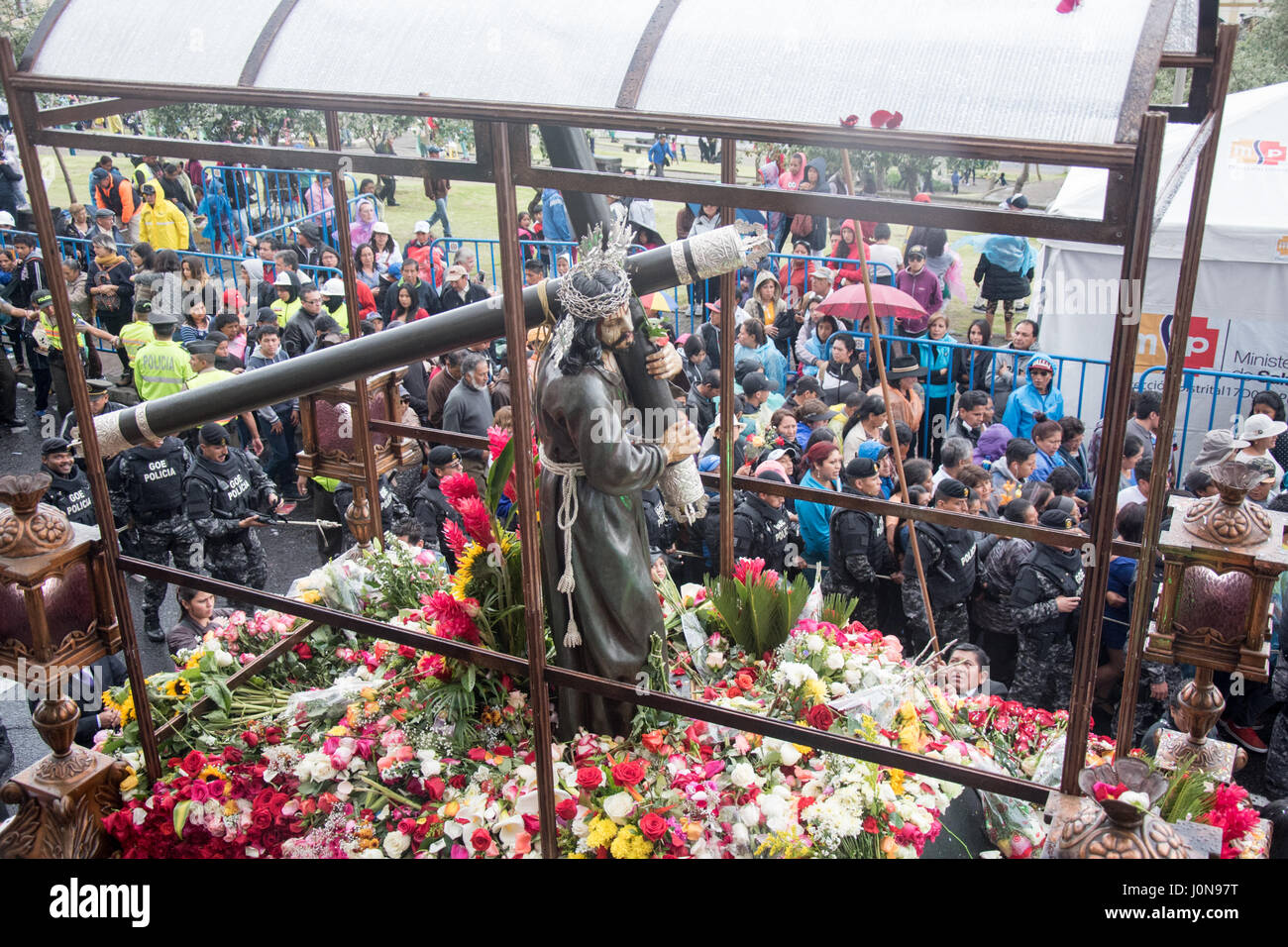 Quito, Ecuador. Xiv Apr, 2017. Jesus del Gran Poder passando la Basilica del Voto Nacional, Storico Quito, Ecuador Credito: Angela Drake/Alamy Live News Foto Stock