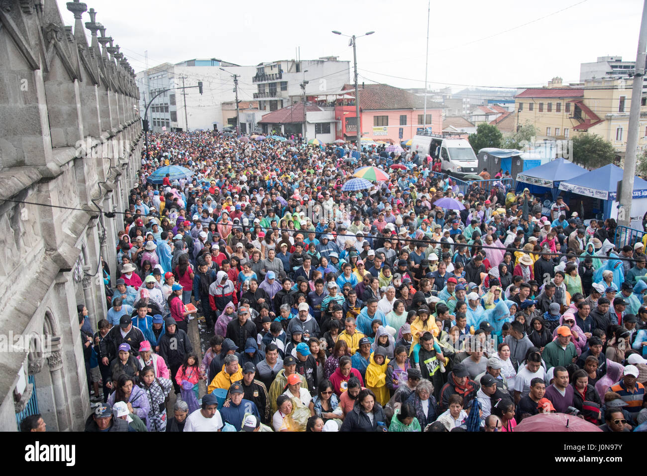 Quito, Ecuador. Xiv Apr, 2017. La folla al seguito di Gesù del Gran Poder, Processione del Venerdì Santo, Storico Quito, Ecuador Credito: Angela Drake/Alamy Live News Foto Stock