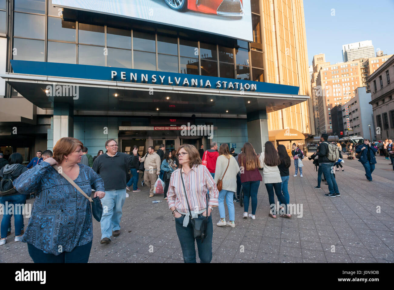 New York, Stati Uniti d'America. Xiv Apr, 2017. I viaggiatori mill circa al di fuori di Penn Station a New York venerdì 14 aprile, 2017 dopo un infondato active shooter relazione. (© Richard B. Levine) Credito: Richard Levine/Alamy Live News Foto Stock