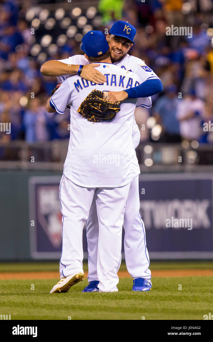 Kansas City, MO, Stati Uniti d'America. Xiv Apr, 2017. Mike Moustakas #8 e Eric Hosmer #35 dei Kansas City Royals festeggiare la vittoria dopo la MLB azione di gioco tra il Kansas City Royals e il Los Angeles Angeli a Kauffman Stadium di Kansas City, MO. Kyle Rivas/CSM/Alamy Live News Foto Stock