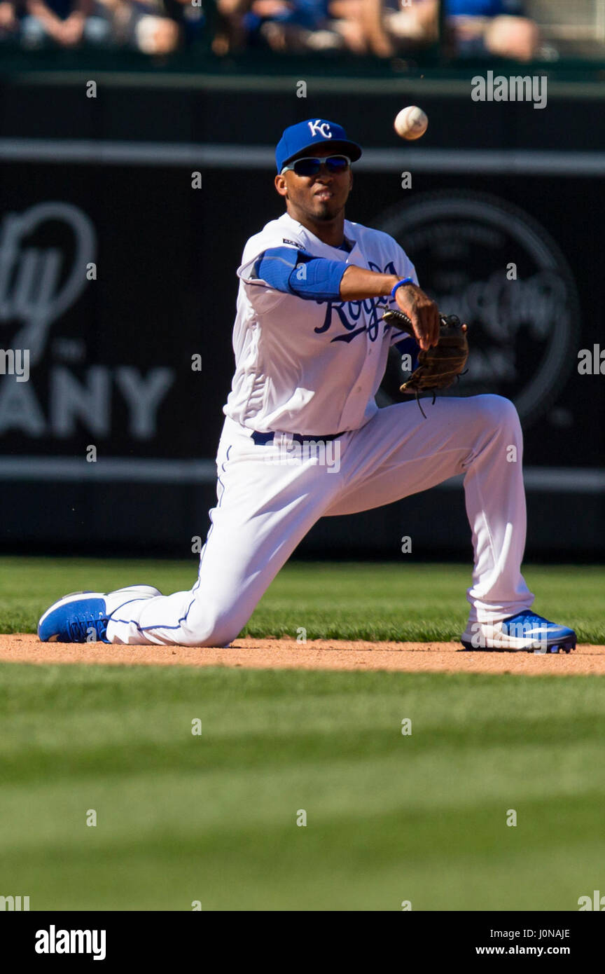 Kansas City, MO, Stati Uniti d'America. Decimo Apr, 2017. Alcides Escobar #2 dei Kansas City Royals tentativi di buttare fuori la Oakland atletica runner in seconda nel quarto inning durante il giorno di apertura gioco presso Kauffman Stadium di Kansas City, MO. Kyle Rivas/Cal Sport Media/Alamy Live News Foto Stock