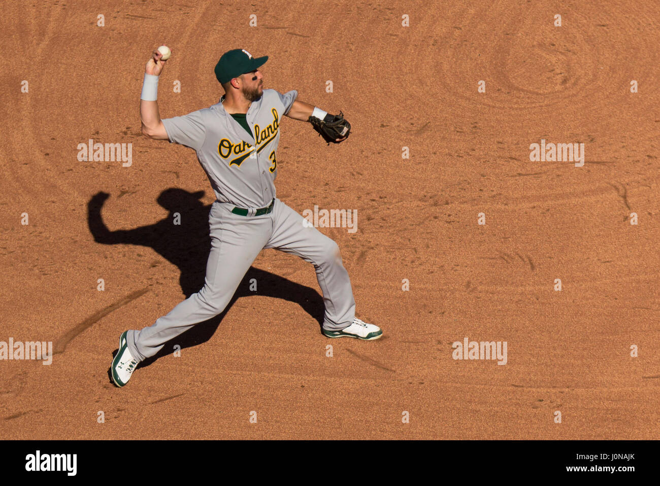 Kansas City, MO, Stati Uniti d'America. Decimo Apr, 2017. Trevor Plouffe #3 di Oakland Athletics tenta di buttare il Kansas City Royals runner in prima nella quinta inning durante il giorno di apertura gioco presso Kauffman Stadium di Kansas City, MO. Kyle Rivas/Cal Sport Media/Alamy Live News Foto Stock