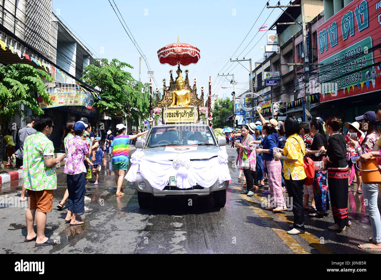 Persone in Chiang Mai Thailandia sta gettando acqua alla statua del Buddha che portato dal pick up auto come un simbolo della felicità per celebrare il Songkran Festival dell'acqua, 13 aprile 2017 Foto Stock