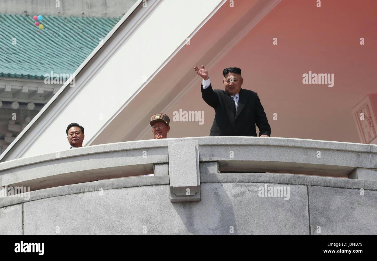 Pyongyang, fondatore della Repubblica popolare democratica di Corea Kim Il Sung nel centro di Pyongyang. Xv Apr, 2017. Kim Jong Onu (R), leader supremo della Repubblica Popolare Democratica di Corea (DPRK), onde come egli recensioni grand celebrazioni per il 105° anniversario della nascita del fondatore della Repubblica popolare democratica di Corea Kim Il Sung nel centro di Pyongyang, 15 aprile 2017. Repubblica democratica popolare di Corea di sabato ha presentato la sua muscolatura militare da sfilare tutti i suoi più avanzate e balistici missili tattici, compreso un sommergibile-lanciato missile balistico che potrebbe colpire obiettivi a 1.000 chilometri di distanza. Credito: Zhu Longchuan/Xinhua/Alamy Live News Foto Stock