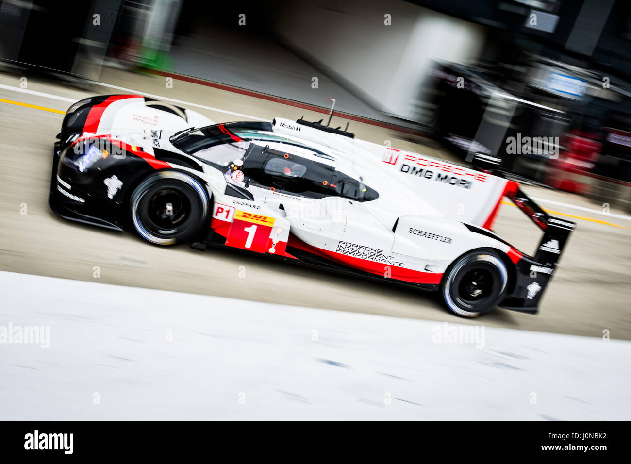 Towcester, Northamptonshire, Regno Unito. Il 15 aprile, 2017. FIA WEC racing team Porsche LMP Team (Neel Jani / André Lotterer / Nick Tandy) durante la sessione di pratica per la 6 Ore di Silverstone del FIA World Endurance Championship sul circuito di Silverstone (foto di gergo Toth / Alamy Live News) Foto Stock