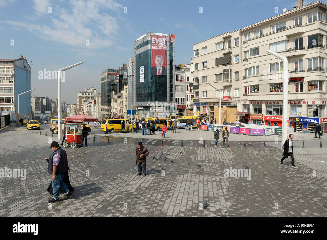 Istanbul, Turchia. 15th aprile 2017. Istanbul un giorno prima del referendum. La campagna elettorale di oggi nella sprint finale. L'immagine mostra i poster "Vota con sì". Credit: Franz PERC/Alamy Live News Foto Stock