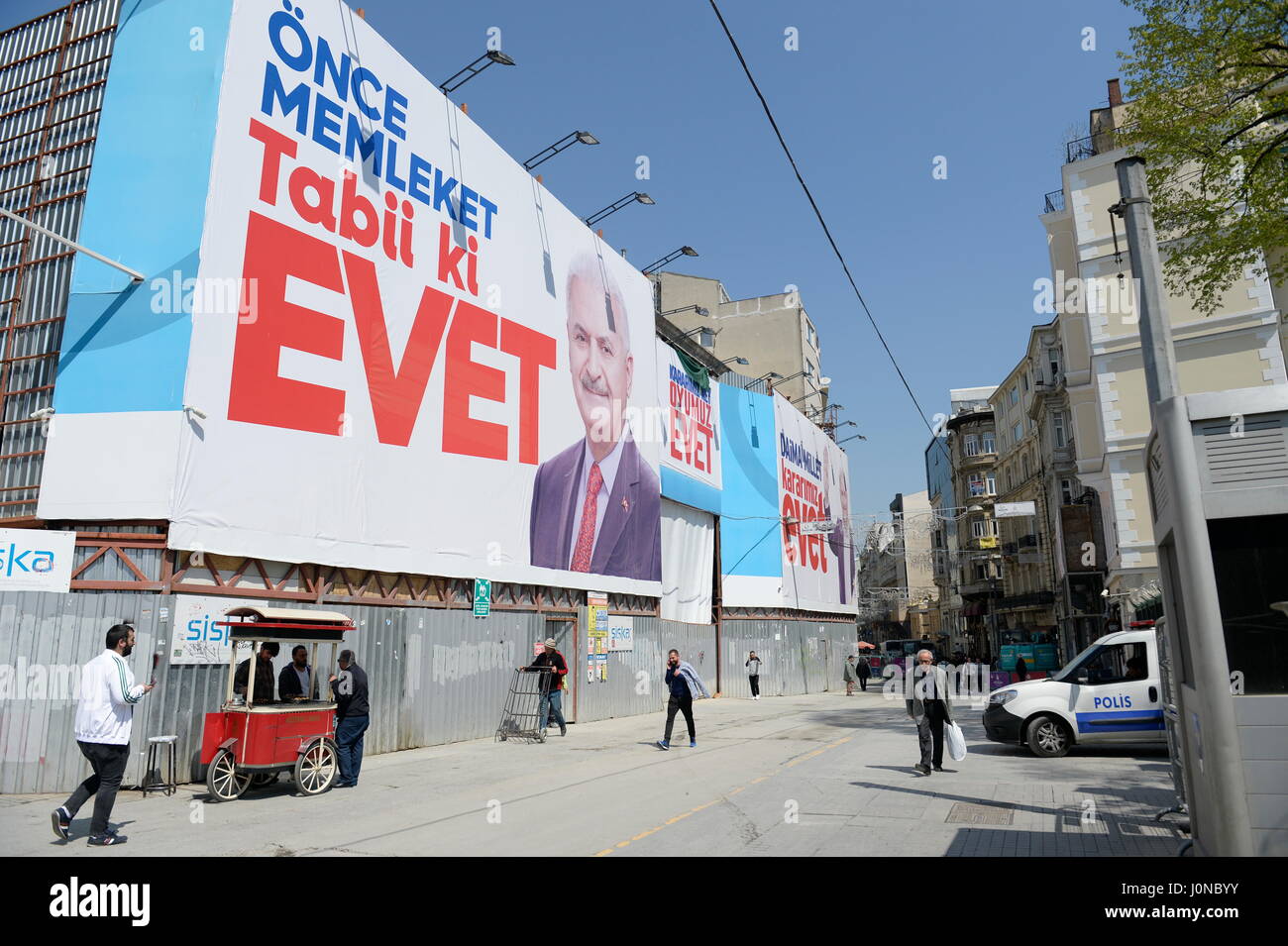 Istanbul, Turchia. 15th aprile 2017. Istanbul un giorno prima del referendum. La campagna elettorale di oggi nella sprint finale. L'immagine mostra i poster "Vota con sì". Credit: Franz PERC / Alamy Live News Foto Stock