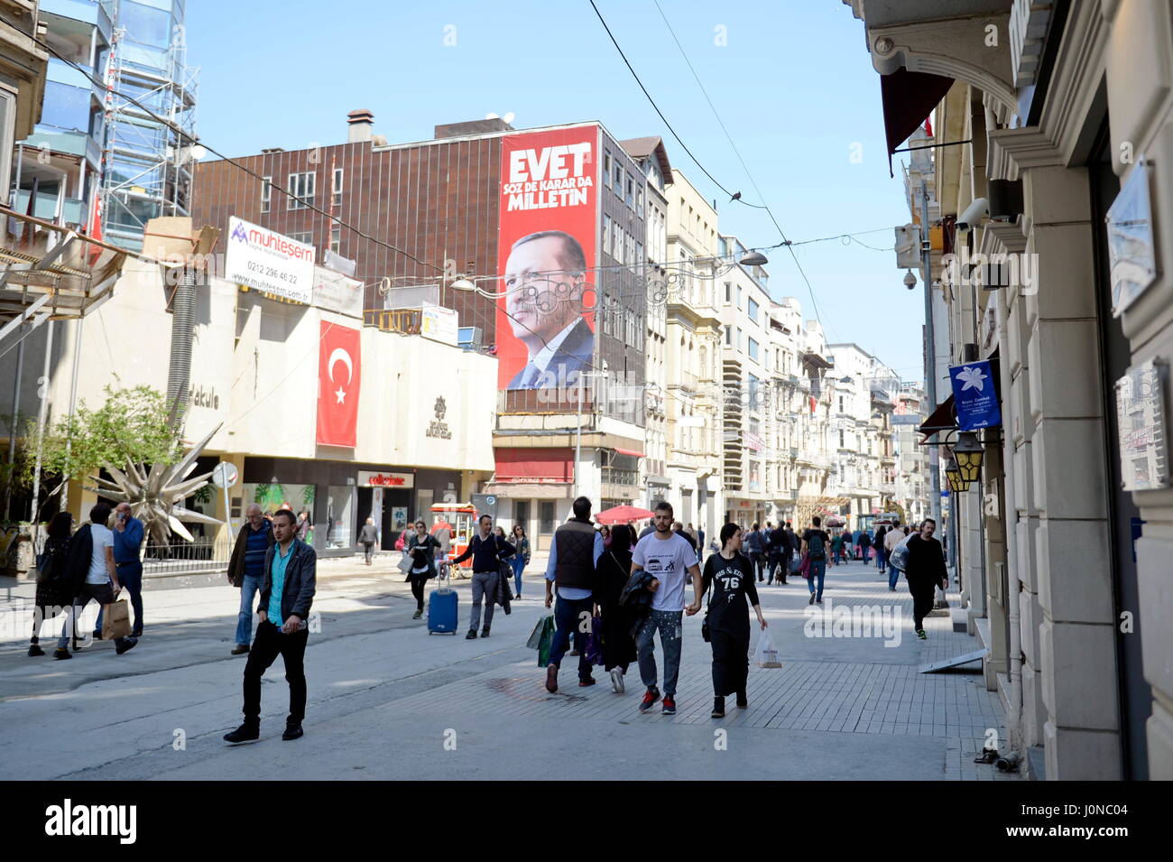 Istanbul, Turchia. 15th aprile 2017. Istanbul un giorno prima del referendum. La campagna elettorale di oggi nella sprint finale. L'immagine mostra i poster "Vota con sì". Credit: Franz PERC / Alamy Live News Foto Stock